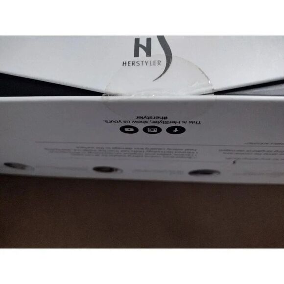 Herstyler 1.25" Straightener | Ceramic Plates | 500°F Heat | Frizz-Free Results - Picture 4 of 5